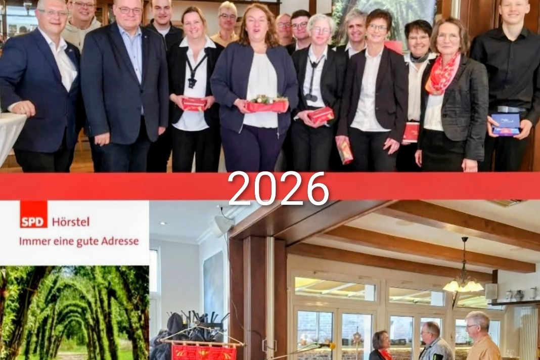 Menschengruppe stehen mit kleinen Geschenken und l&auml;cheln in die Kamera