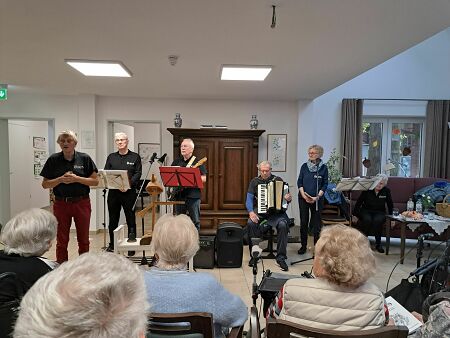 Chor spielt vor Publikum