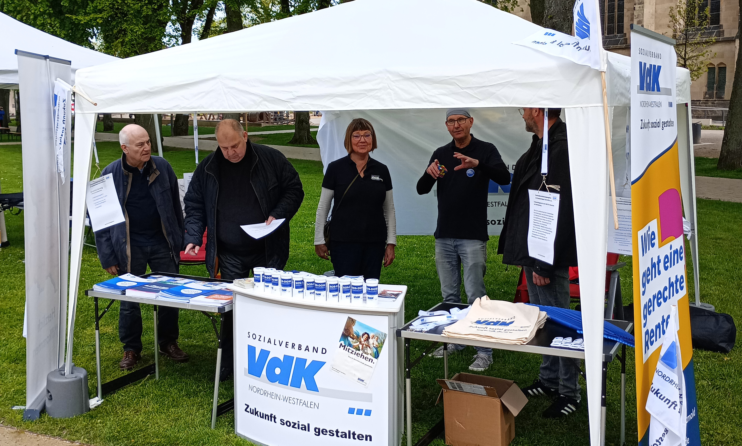 Der sechste Aktionstag am 27. April 2024 mit Demo-Zug und Familien-Fest hat bei gutem Wetter in Detmold großen Andrang gefunden. Der Familientag fiel zusammen mit dem Auftakt der Aktionswoche zum „Europäischen Protesttag für Menschen mit Behinderung“. Daher stand er unter dem Motto „Gemeinsam mobil“.