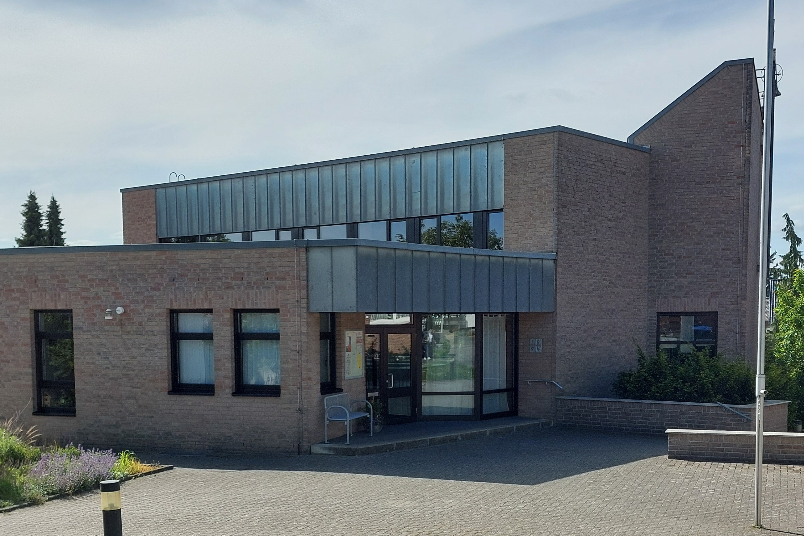Gemeindezentrum Wickrath Abgebildet ist die Außenansicht des Gemeindeszentrums in Wickrath