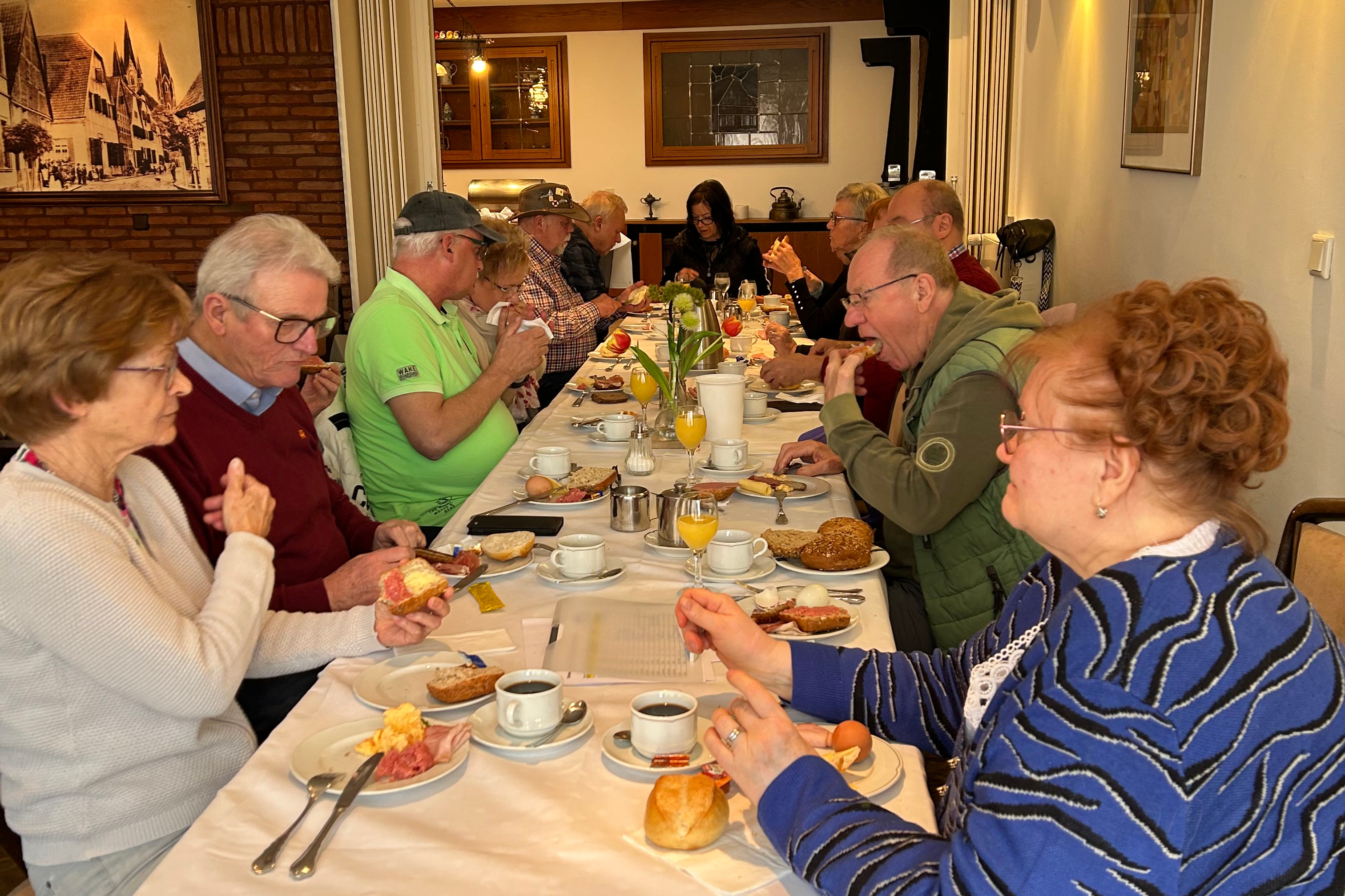Gemeinsames Frühstück der Mitglieder Mitglieder beim frühstücken