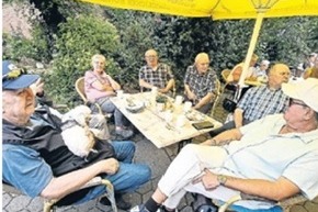 Teilnehmer der gemeinsamen Radtour im Waldcafé Teilnehmer der gemeinsamen Radtour im Waldcafé