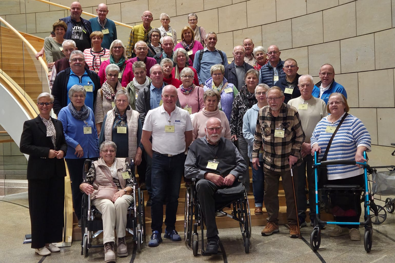 Die rund 40 Teilnehmer der Fahrt zum Landtag stellten sich gemeinsam mit MdL Anke Fuchs-Dreisbach zum Gruppenbild auf.