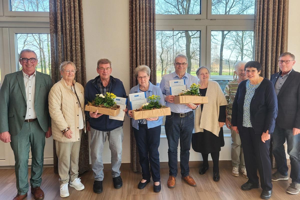 Bürgermeister Ludger Kleine-Harmeyer (l.) und VdK-Vorsitzende Cilli Gildehaus (2.v.l.) gratulierten Hubert Röwer, Anneliese Ostholthoff und Klaus Düsing zur zehnjährigen Mitgliedschaft im VdK OV Hopsten-Halverde. Bürgermeister Ludger Kleine-Harmeyer (l.) und VdK-Vorsitzende Cilli Gildehaus (2.v.l.) gratulierten Hubert Röwer, Anneliese Ostholthoff und Klaus Düsing zur zehnjährigen Mitgliedschaft im VdK OV Hopsten-Halverde.