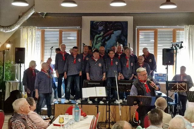 Shanty-Chor Der Shanty-Chor Dortmund in der Friesischen Tracht (blau-weiß-gestreift) sangen Seemannslieder