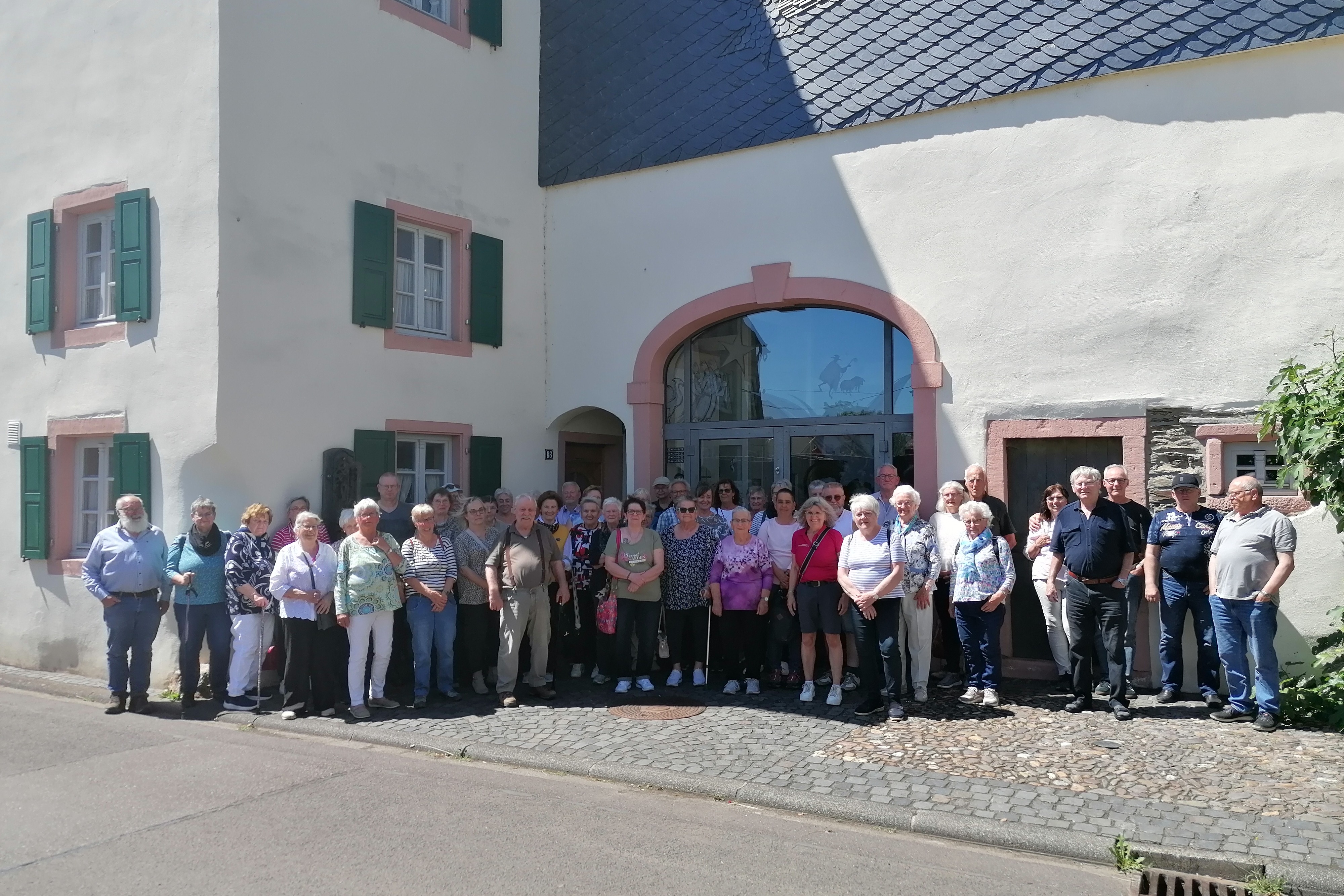 Gruppenbild Ausflug 2026 Gruppenbild OV Sistig, im Hintergrund das Krippenmuseum Klüsserath