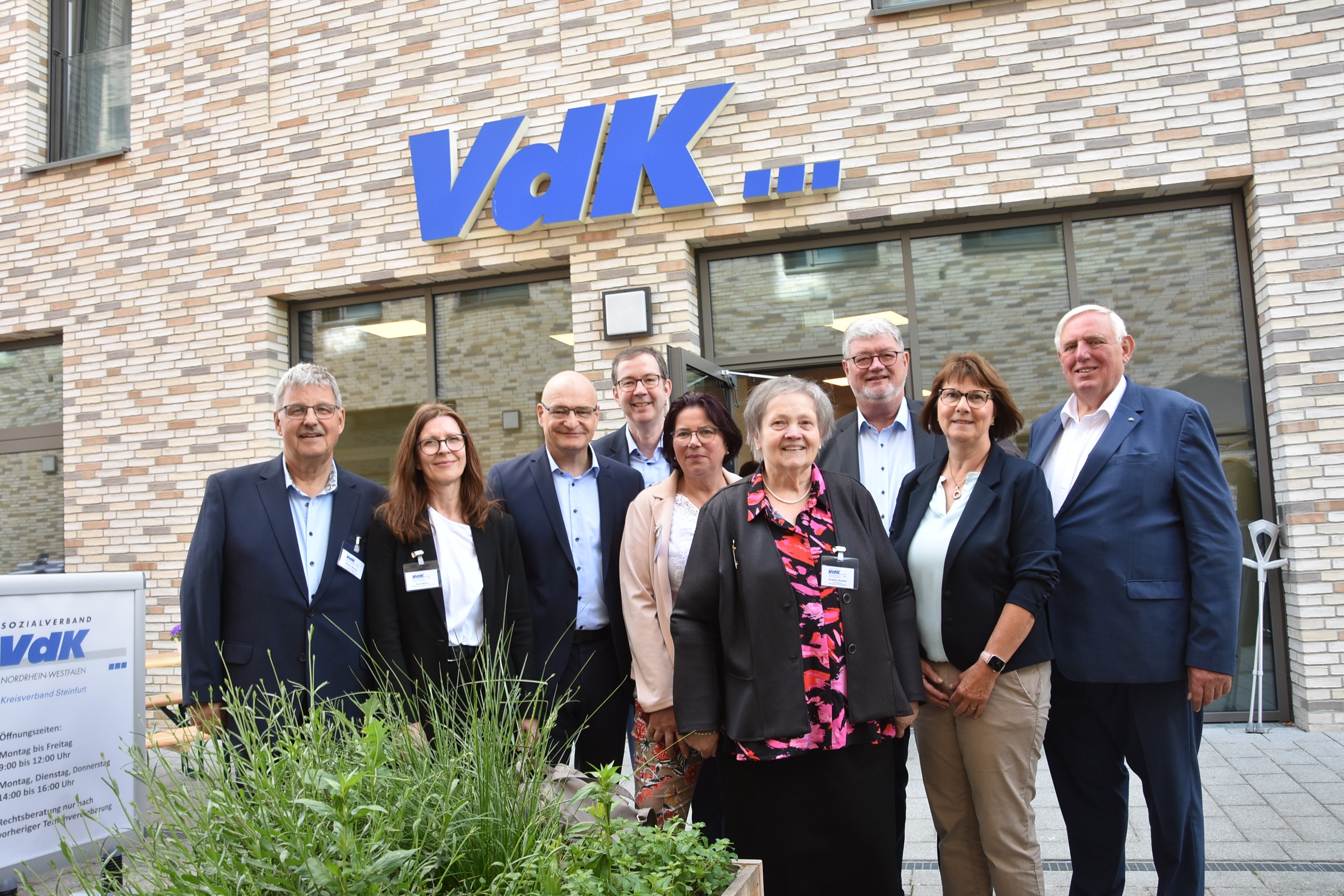 Vor dem Eingang zur neuen Geschäftsstelle des VdK Kreisverband Steinfurt (v.r.) Karl-Josef Laumann, Angelika Wedderhoff, Klaus Meiers, Eveline Gerdes, Gerlinde Hauschild, Thomas Zander, Dr. Martin Sommer, Karin Berner und Martin Olbrich.