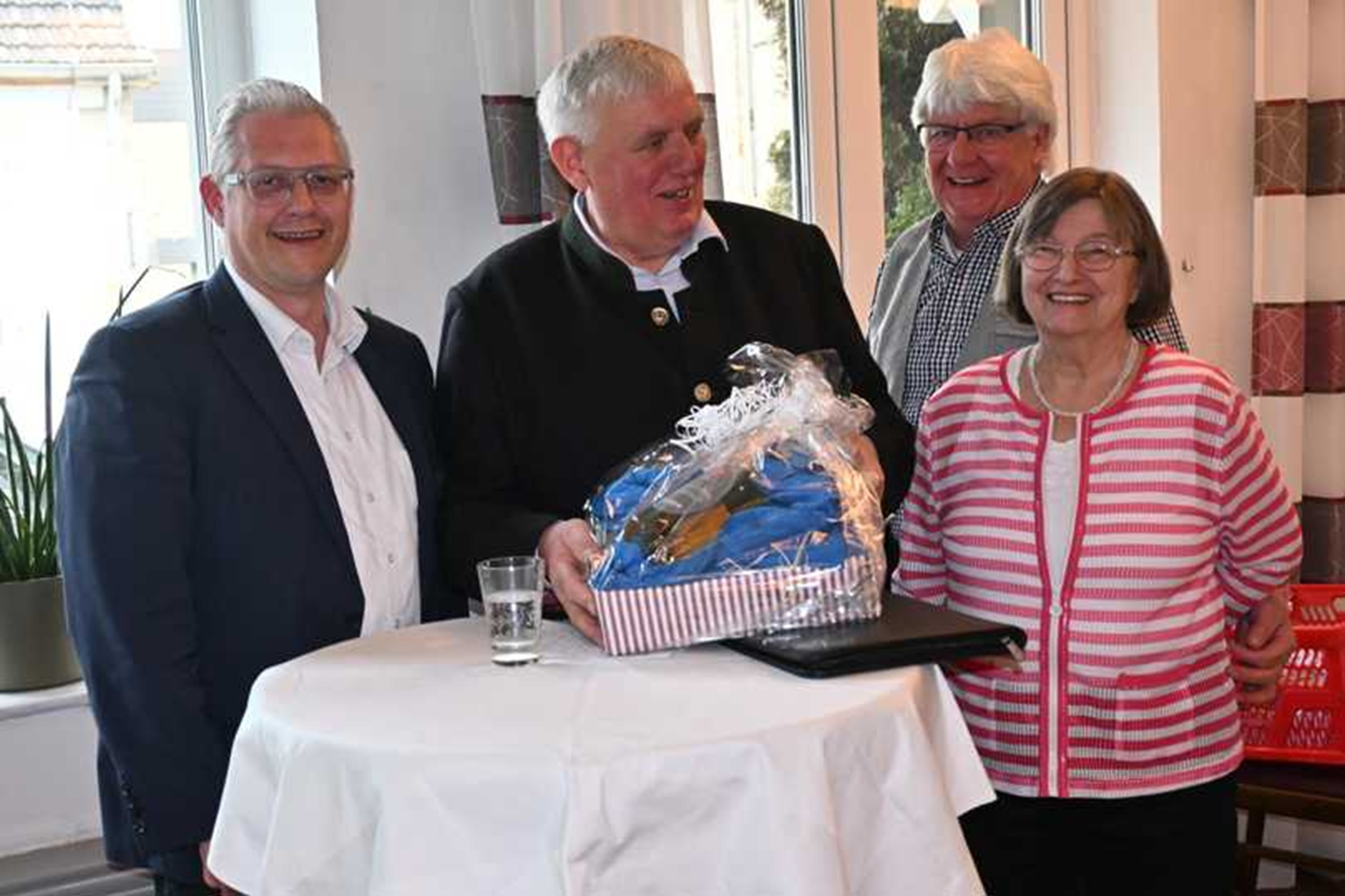 B&uuml;rgermeister David Ostholthoff (v.l.) und NRW-Gesundheitsminister Karl-Josef Laumann referierten beim VdK, hier mit Heinz-Peter Johannknecht und Marlies D&uuml;sing. | Foto: Rita Althelmig