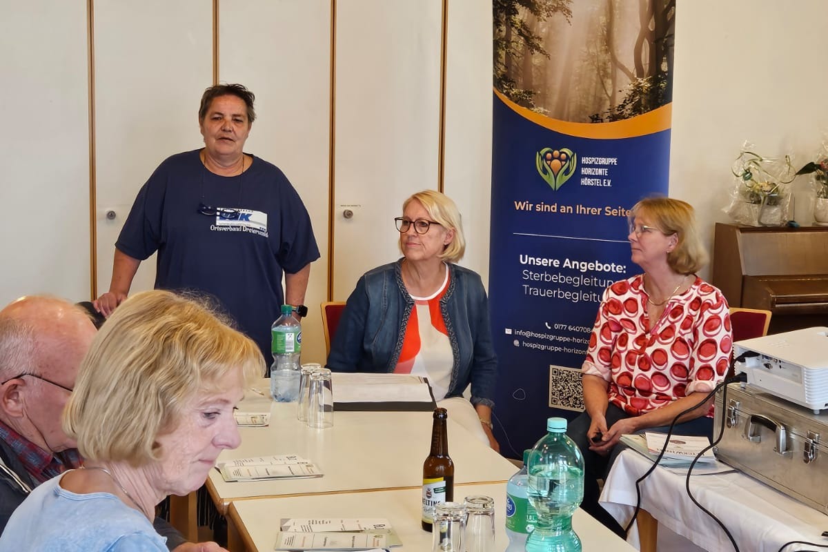 Begrüßung Vorsitzende begrüßt die Mitglieder