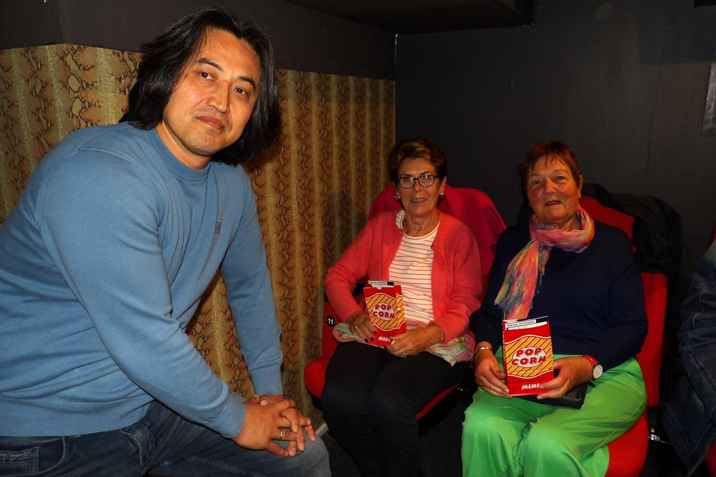 Seniorenkino Anlässlich der 30. Vorstellung des Seniorenkinos überreichte filmriss Betreiber Basir Najimi Marie Luise Hunger (mitte) und ihrer Begleitung im Namen der Veranstalter eine kleine Überraschung..