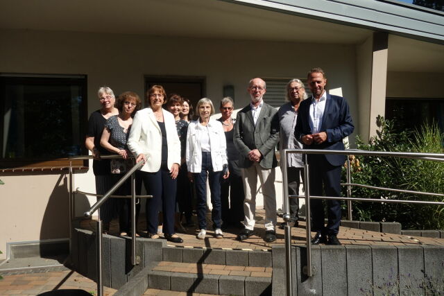 Mehrere Mitglieder des Kreisverbands stehen als Gruppe vor einem Gebäude