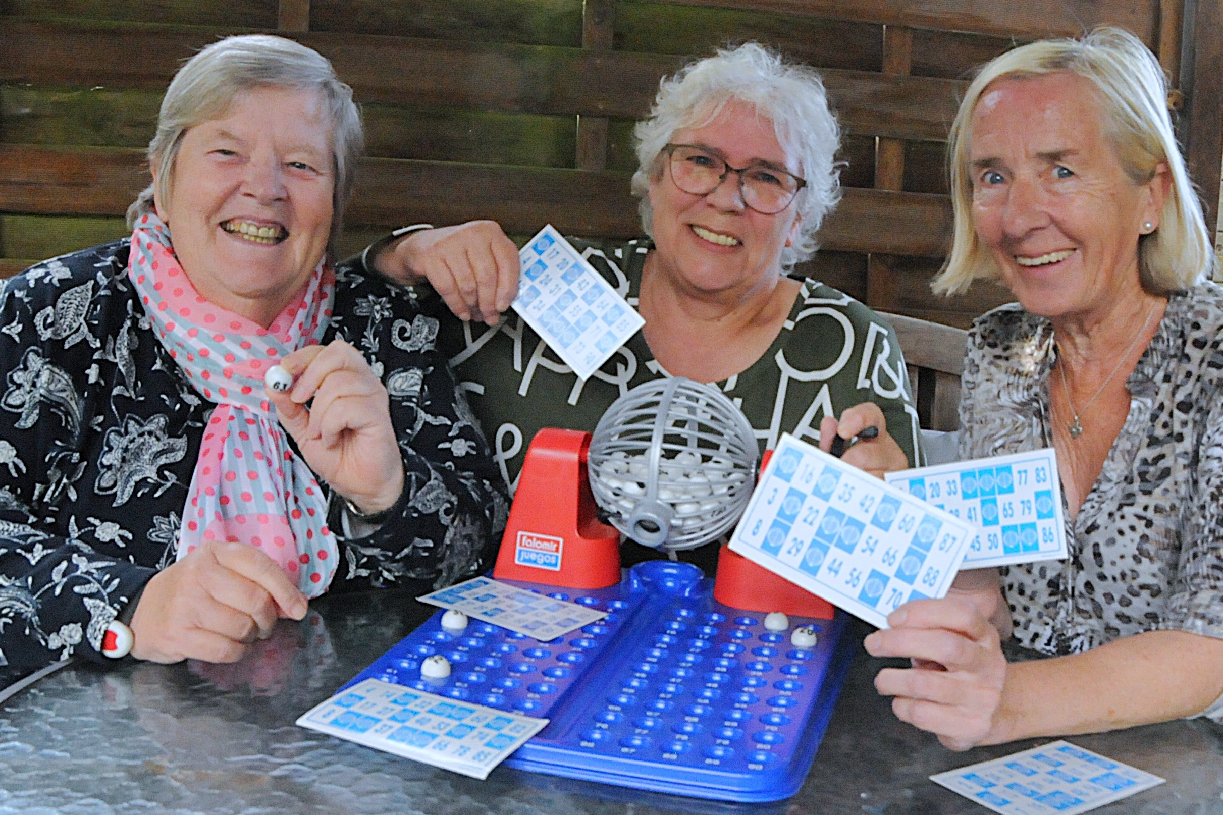 Agnes Arnold,Agnes Arnold, Ulrike Dammers und Maggie Meyer (von links) sind die fröhlichen Botschafterinnen des ersten Bingo-Spielenachmittags beim Ortsverband Uedem. Allen dreien ist es anzusehen: Sie freuen sich drauf! Ulrike Dammers und Maggie Meyer (von links) sind die fröhlichen Botschafterinnen des ersten Bingo-Spielenachmittags beim Ortsverband Uedem. Allen dreien ist es anzusehen: Sie freuen sich drauf!