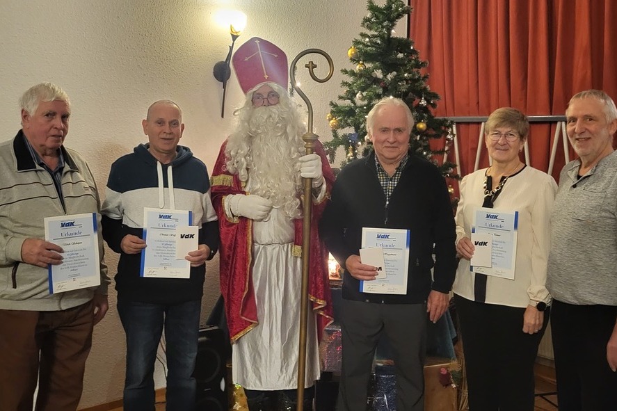 Ehrungen für langjährige Mitgliedschaft Die geehrten Mitglieder mit ihren Urkunden Ulrich Scheipers (10 Jahre), Christian Wulff (10 Jahre), der Nikolaus, Helmut Heggelmann(25 Jahre), Anna Penner (10 Jahre), OV-Vorsitzender Ulrich Stratmann