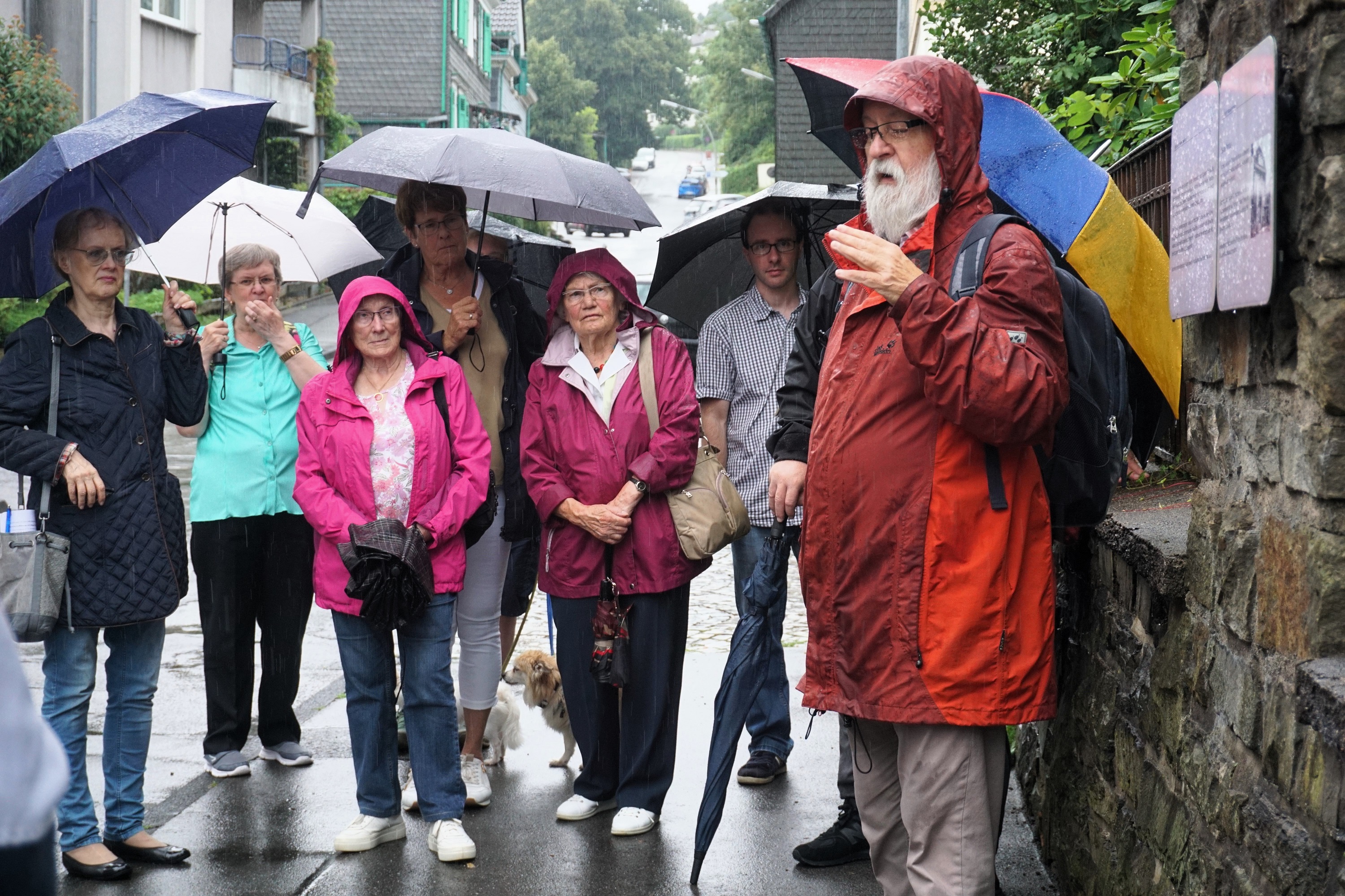 Gemeinsam mit der Frauenbeauftragten vom VdK Gevelsberg, Elke Brüninghaus (links), begaben sich einige Mitgliederinnen auf einen historische Reise zurück in die Vergangenheit, bei der ihnen Jürgen Taake manch interessante Dinge über den in Gevelsberg ermordeten Kölner Erzbischof und Reichsverweser Engelbert, Graf von Berg, erzählte.