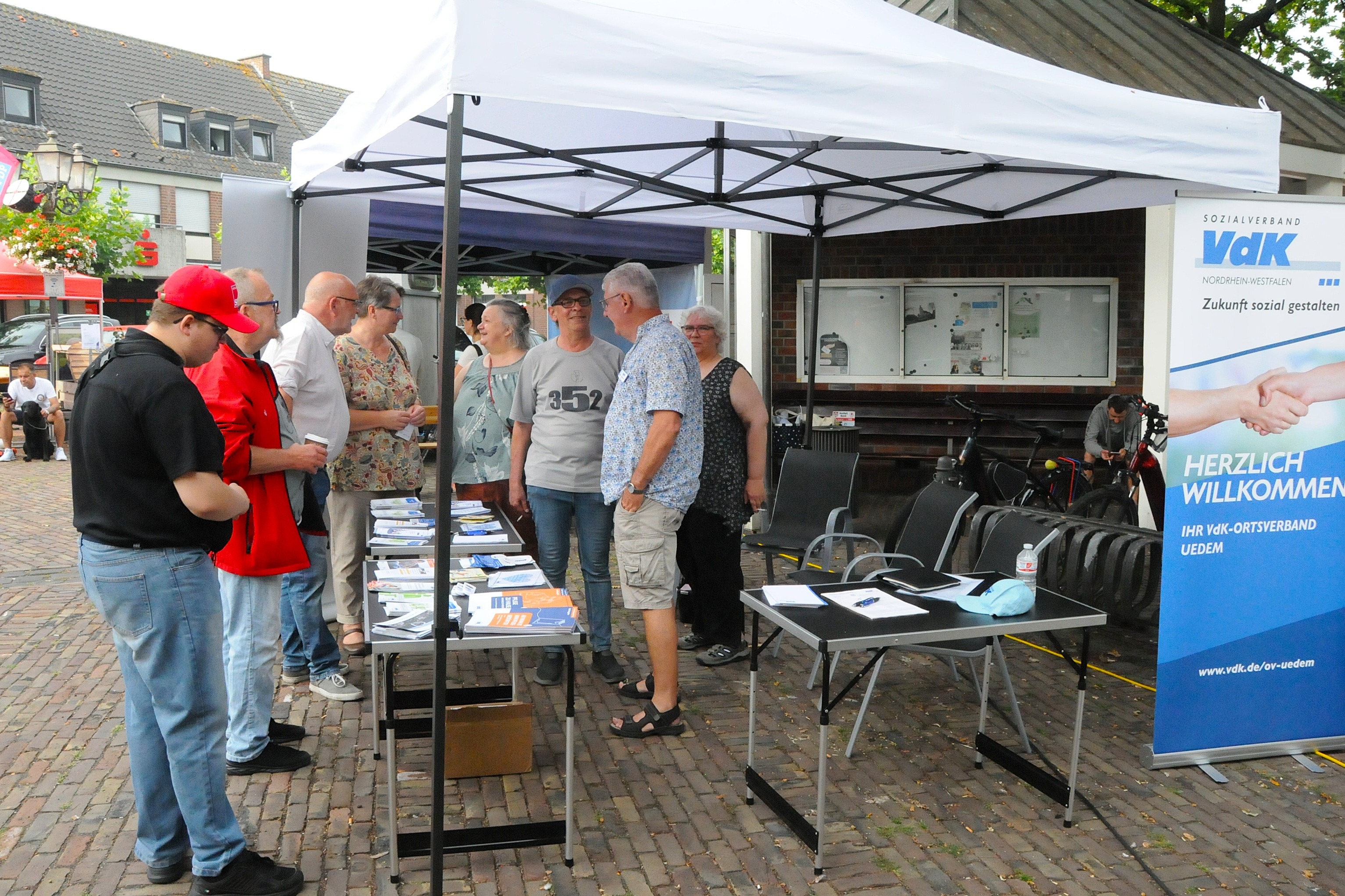 Am Stand des Ortsverbands Uedem kamen viele Interessierte vorbei, um aktuelle Informationen über die Arbeit des VdK aus erster Hand einzuholen.