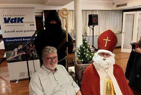 Klaus Meiers (Vorsitzender) mit Nikolaus und Knecht Ruprecht