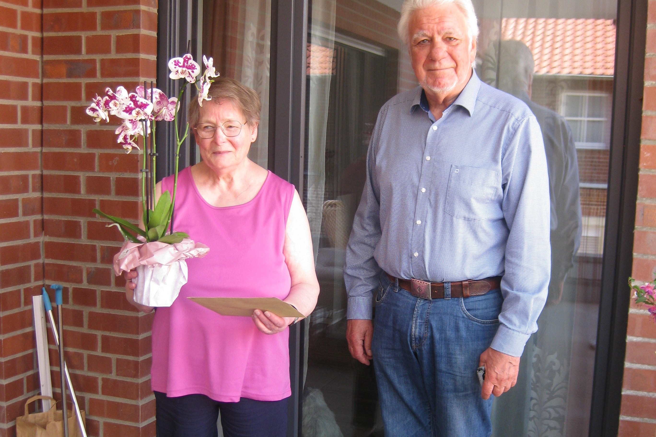 Mit einem Blumenschmuck bedankte sich Norbert Klapper für ihre Treue zum VdK bei Dorothea Lau.