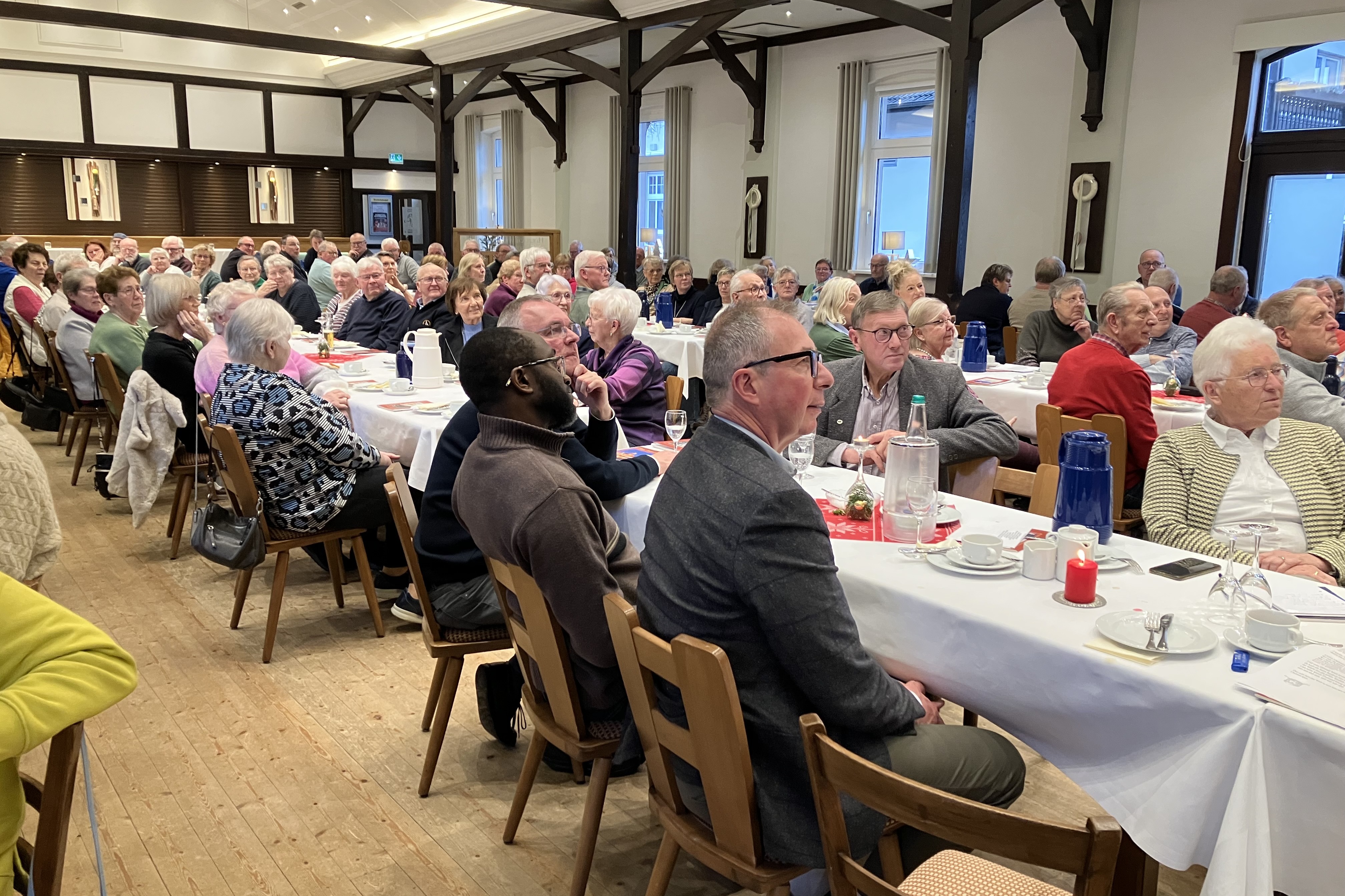 Viele Mitglieder kamen zur Adventsfeier