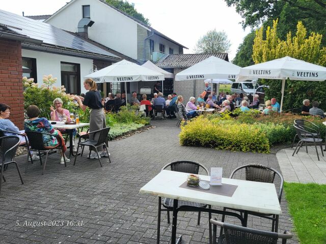 Tische und Sonnenschirme auf der Außenterrasse der Gaststätte Mühlensenne