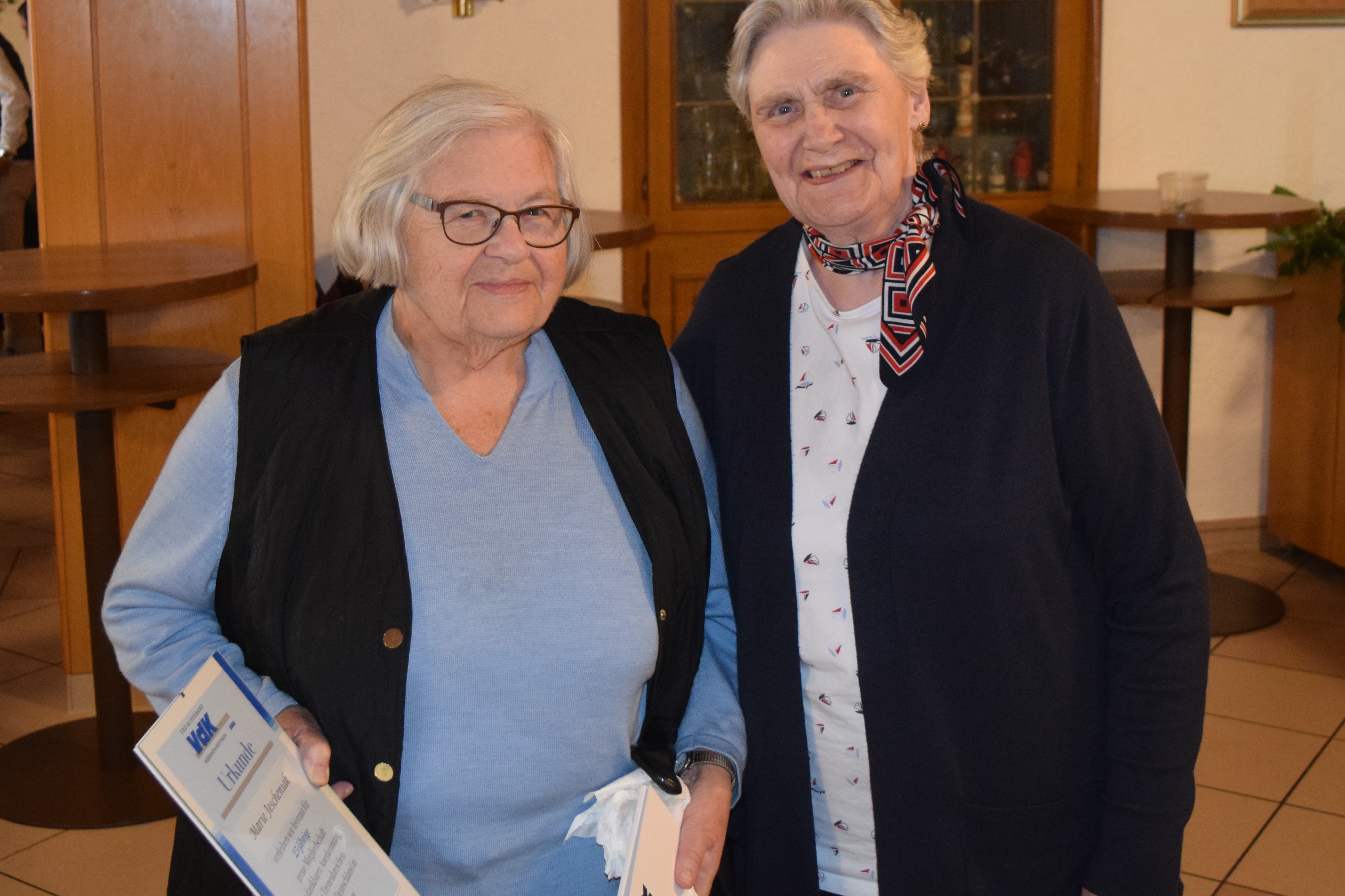 Übergabe der Urkunde für Marie Jescheniak die 25 Jahre Mitglied des VdK ist Übergabe der Urkunde für für Marie Jescheniak die 25 Jahre Mitglied des VdK ist