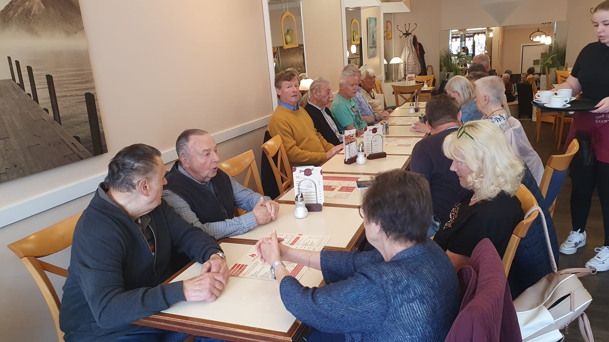 Am langen Tisch trafen sich rund 20 Mitglieder und Gäste des VdK Frechen zum Pfingstfrühstück.