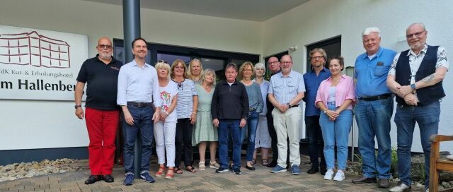 Klausurtagung Bad Fredeburg Die Vorstandsmitglieder der Ortsverbände stehen vor einem Hotel