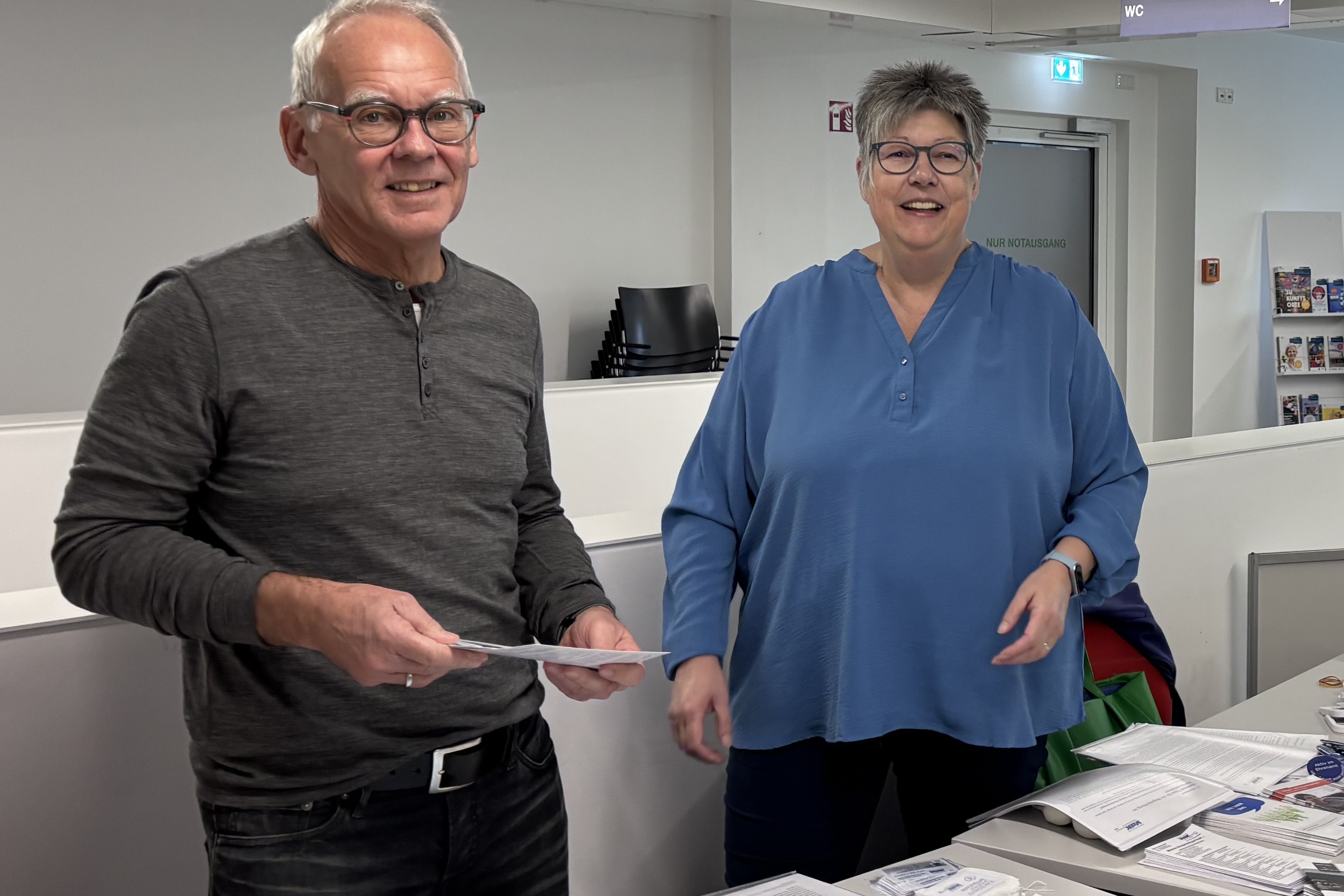 Infostand auf dem Aktionstag Gesund und Aktiv Auf dem Foto ist links Jürgen Merx und rechts Susanne Thiemann hinter dem Infostand des VdK zu sehen