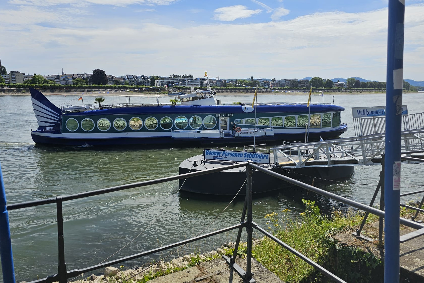 Tagesausflug Linz/Rhein ein blaues Schiff, mit einigenBullaugen, auf dem Wasser