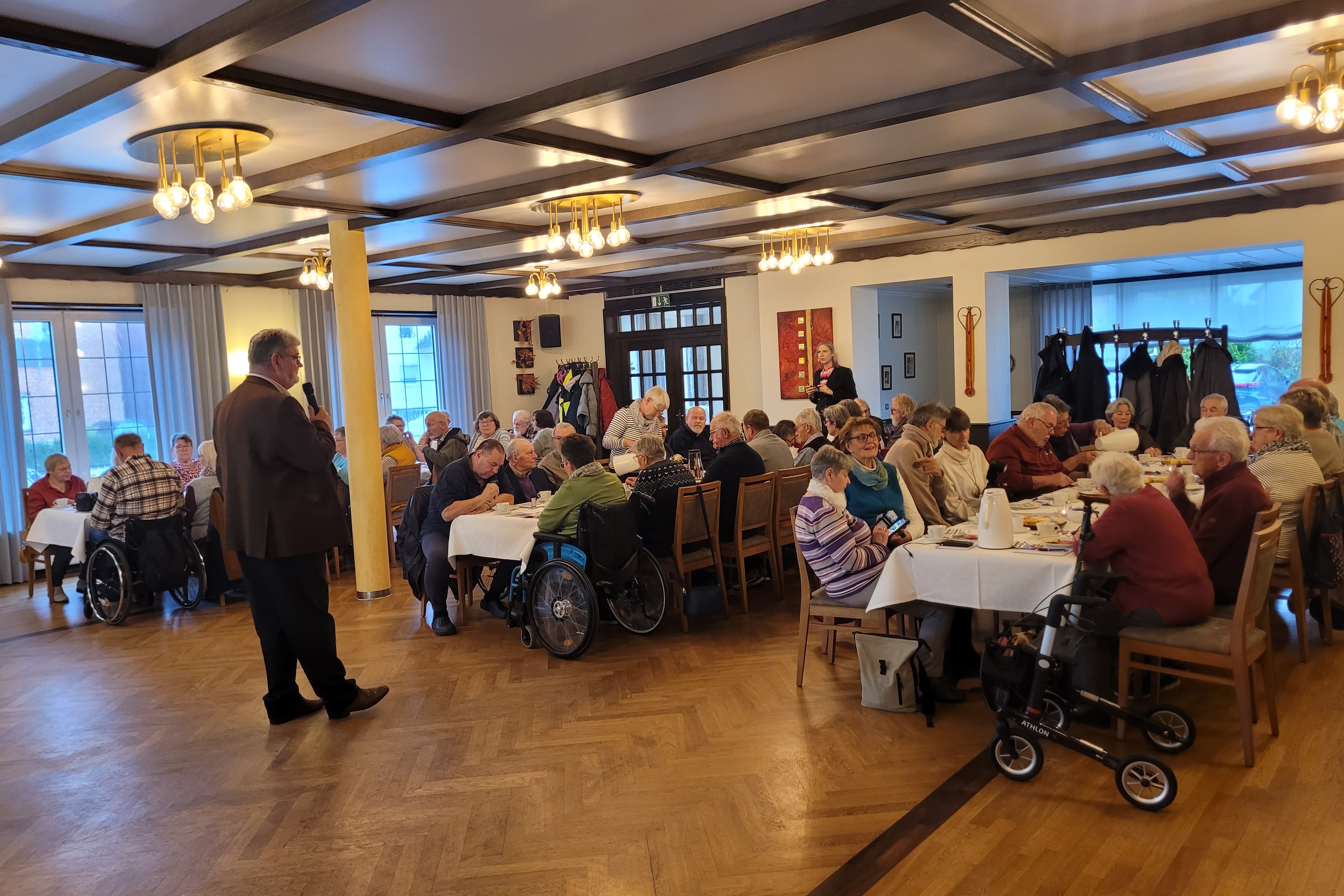 Begrüßung zum Info Nachmittag Klaus Meiers stehend begrüßte alle Anwesenden sitzend an den Tischen zum Infonachmittag.