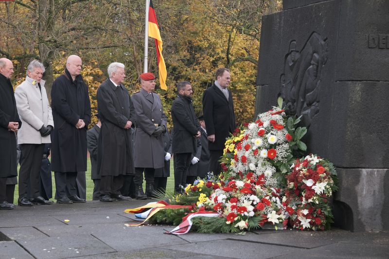 Kranzniederlegung am Mahnmal Danziger Straße