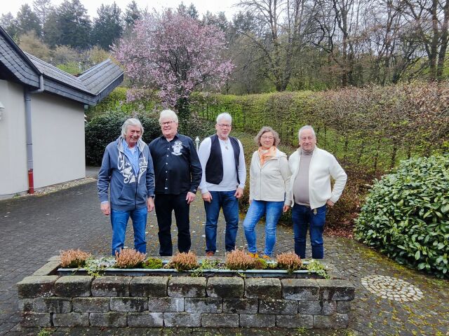 Fünf Vorstandsmitglieder des OV Dellbrück stehen als Gruppe auf dem Außengelände des Hotels Zum Hallenberg