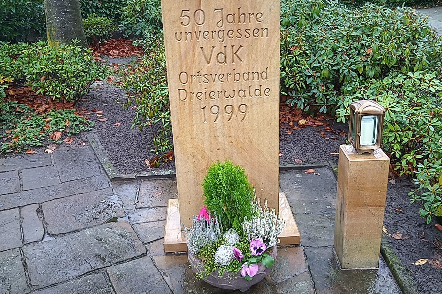 Grabschale am gro&szlig;en Gedenkstein