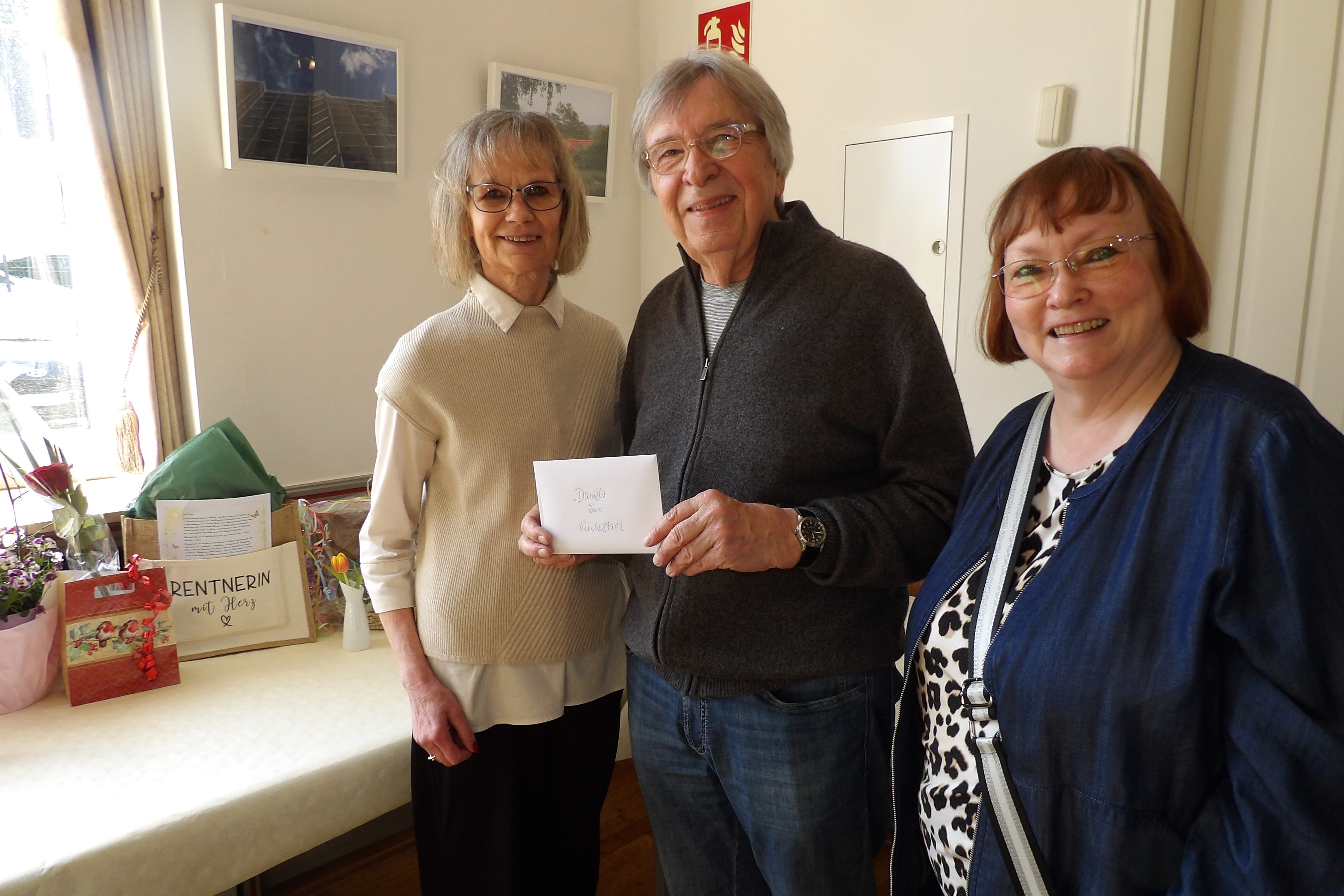 Hans-Christian Sch&auml;fer und Ulrike Rabiega bedankten sich im Namen aller Vdk-Mitglieder bei der Gevelsberger Seniorenbeauftragten Daniela Alze (links) f&uuml;r deren wertvolle Arbeit mit den Seniorinnen und Senioren und gaben ihr zum Abschied mit auf den Weg, dass es nun endlich an der Zeit sei, sich im Liegestuhl gem&uuml;tlich zu entspannen und mehr Zeit mit ihrem Mann zu verbringen.