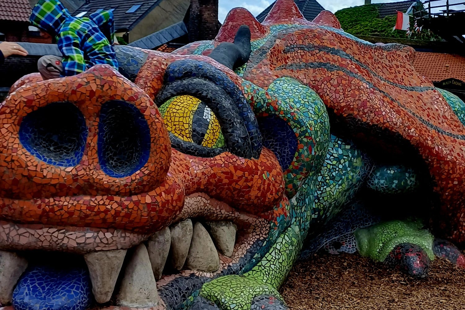 Drache in Xanten Ein bunt bemalter Drache aus Stein