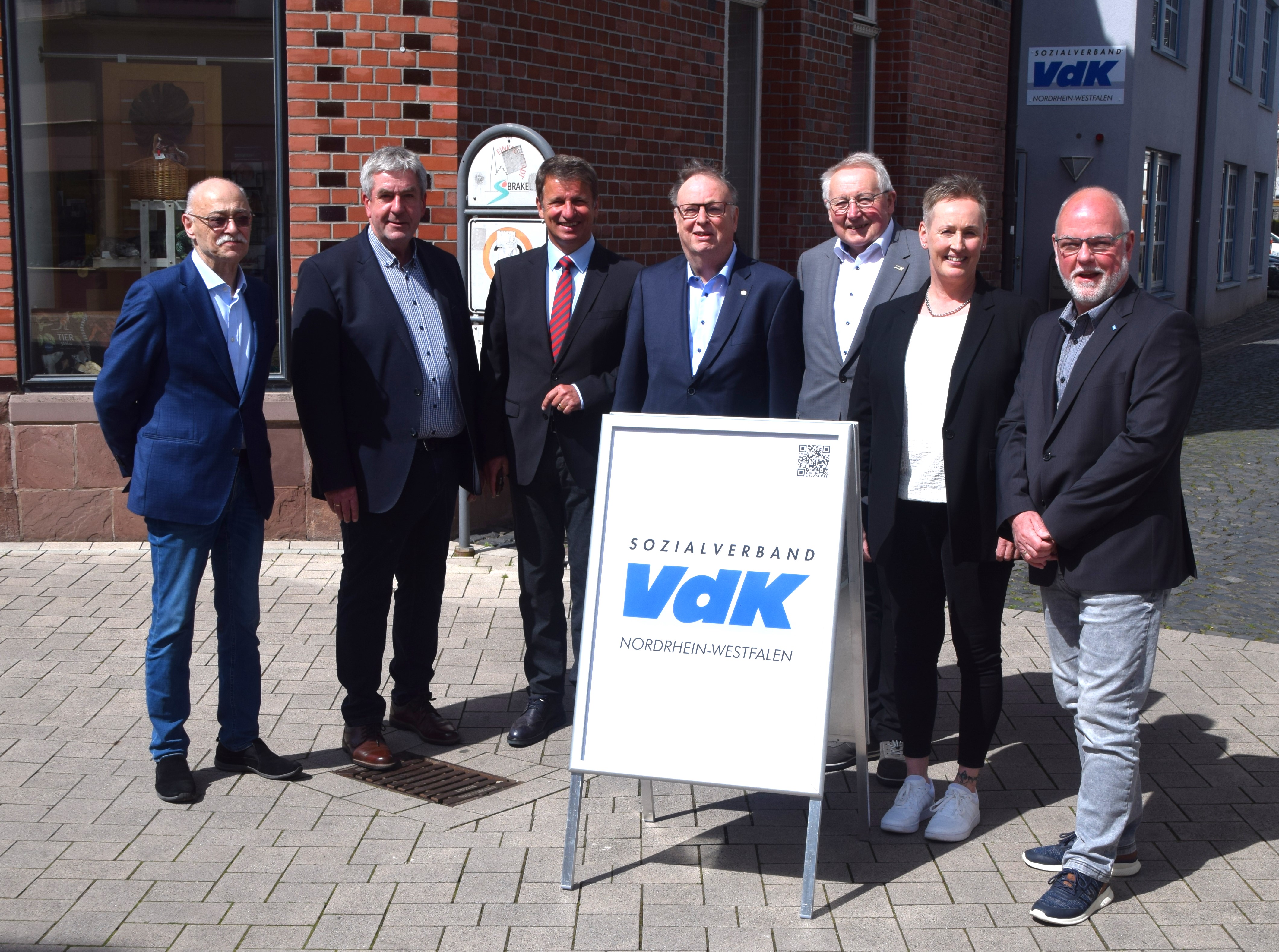 Horst Vöge (VdK-Landesvorsitzender), Herman Temme (Bürgermeister Stadt Brakel), Michael Stickeln (Landrat Kreis Höxter), Peter Bierwirth (Vorsitzender VdK Höxter), Ulrich Schwarte (Kreiskassierer VdK Höxter), Tanja Müller (Geschäftsführerin VdK Höxter) und Frank Franke (ehemaliger Geschäftsführer VdK Höxter).