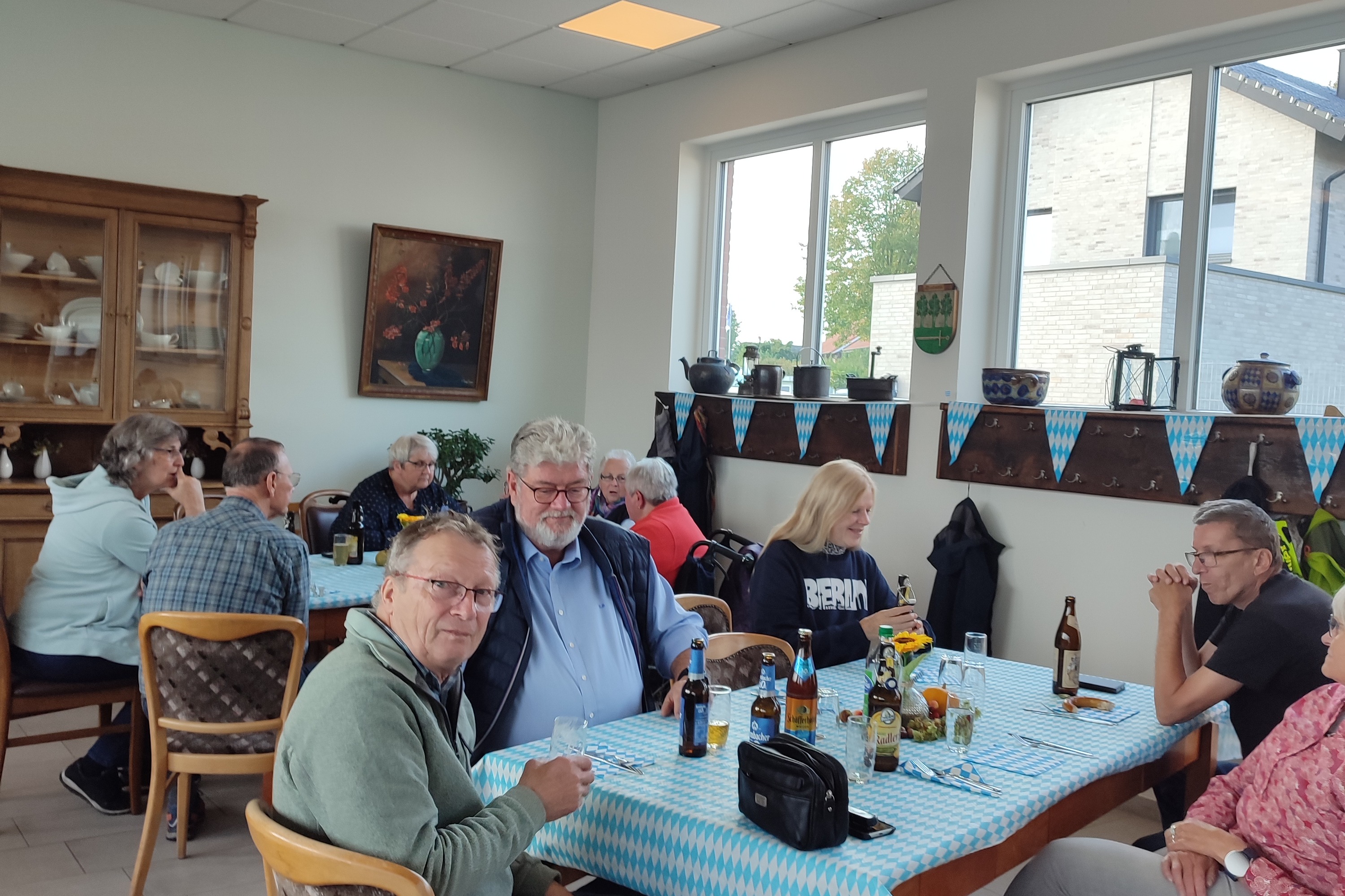 Stefan Wolters (l.) und Klaus Meiers genießen die tolle Stimmung beim Oktoberfest des VdK Nordwalde. Bayerische Gemütlichkeit mit toller Stimmung.