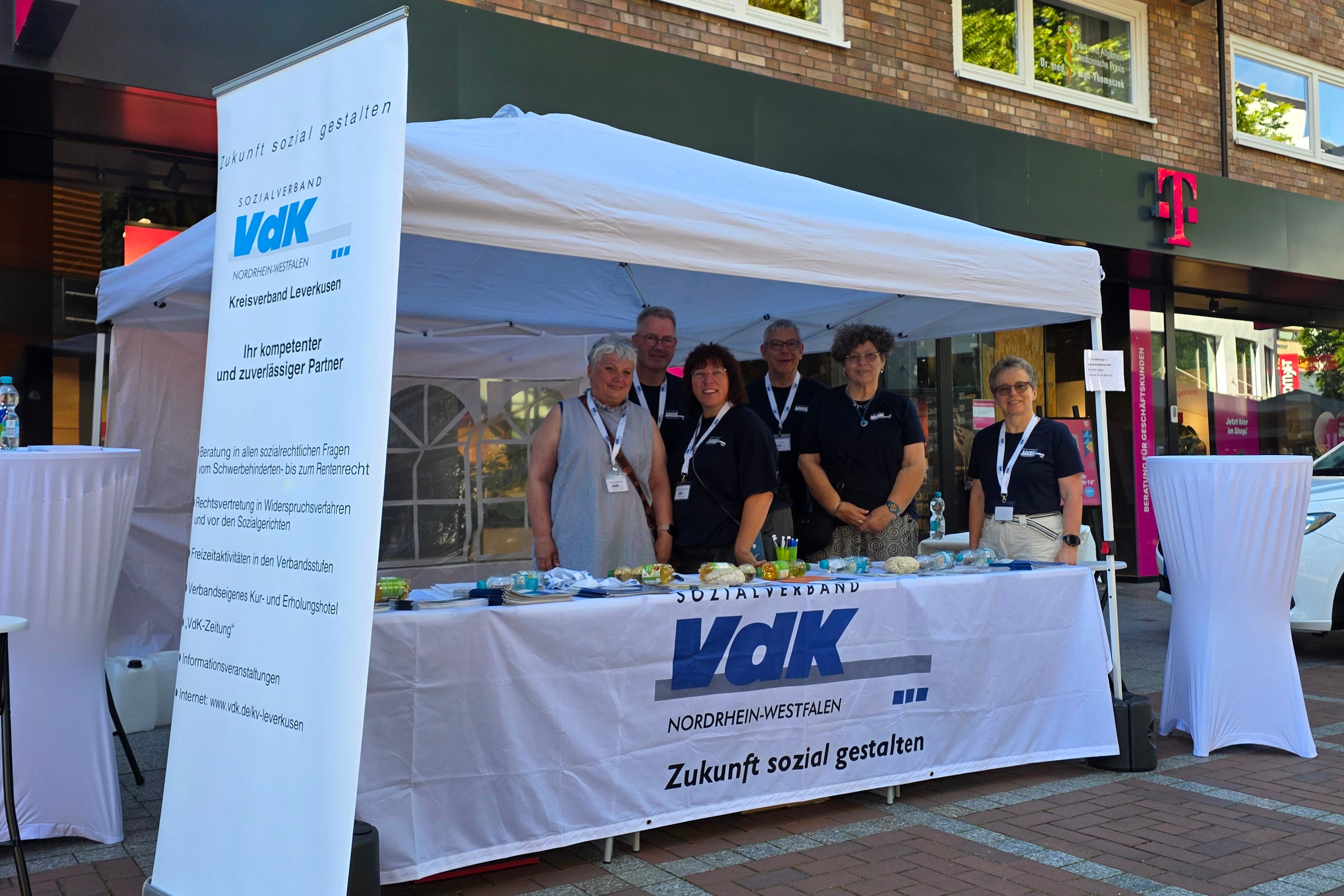 Der gesamte Vorstand des VdK Hitdorf-Rheindorf präsentierte in der Leverkusener City den VdK.