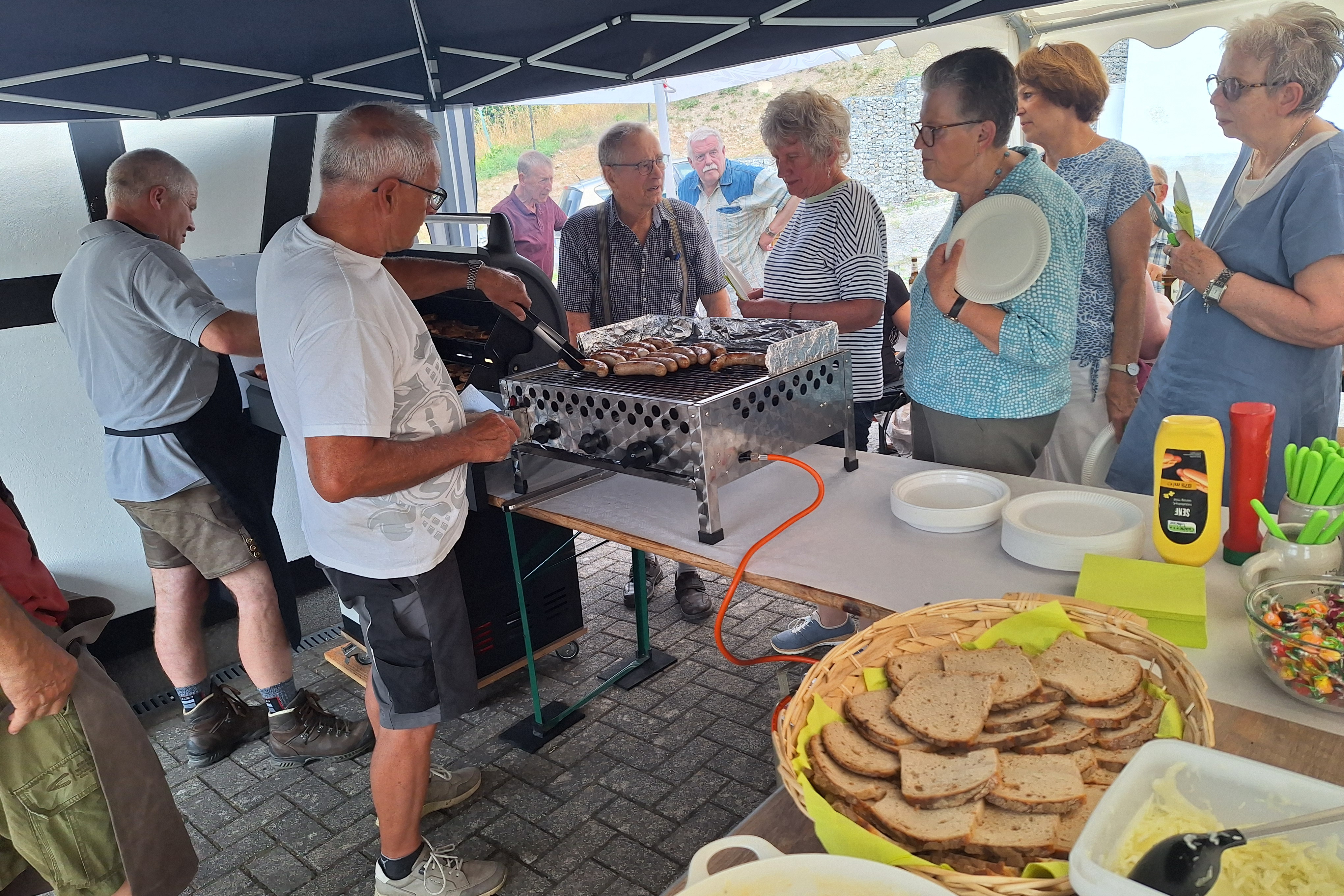 An der Grillstation konnte man sich mit W&uuml;rstchen, Steaks, frischem Brot sowie Kraut- und Kartoffelsalat versorgen.