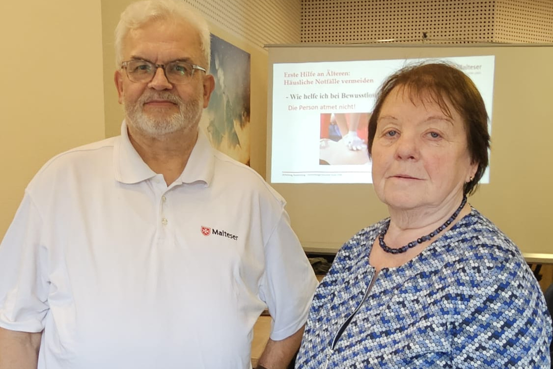 Erste Vdk Vorsitzende vom Ortsverband Altenbeken und Herr Brenker von den Maltesern Altenbeken