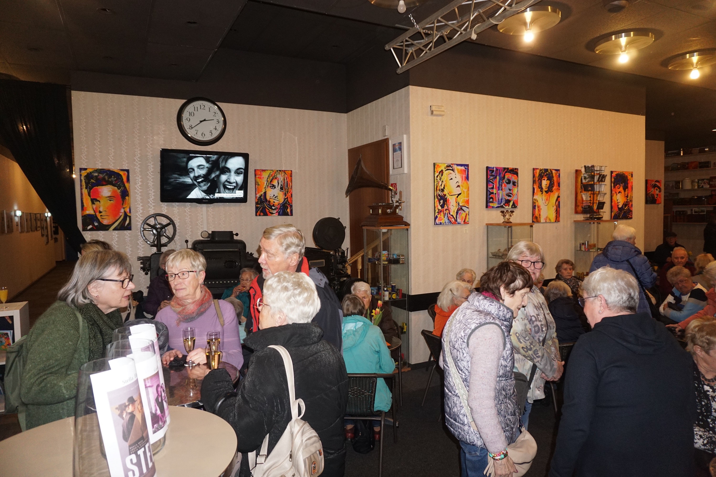 Seniorenkino Mit dem Seniorenkino haben der VdK Gevelsberg und der AWO-Ortsverein Gevelsberg eine Veranstaltungsreihe an den Start gebracht, die sich großer Beliebtheit erfreut und am 3. und 4. September 2024 mit dem Film „Mein Liebhaber, der Esel und ich“ in eine neue Saison startet