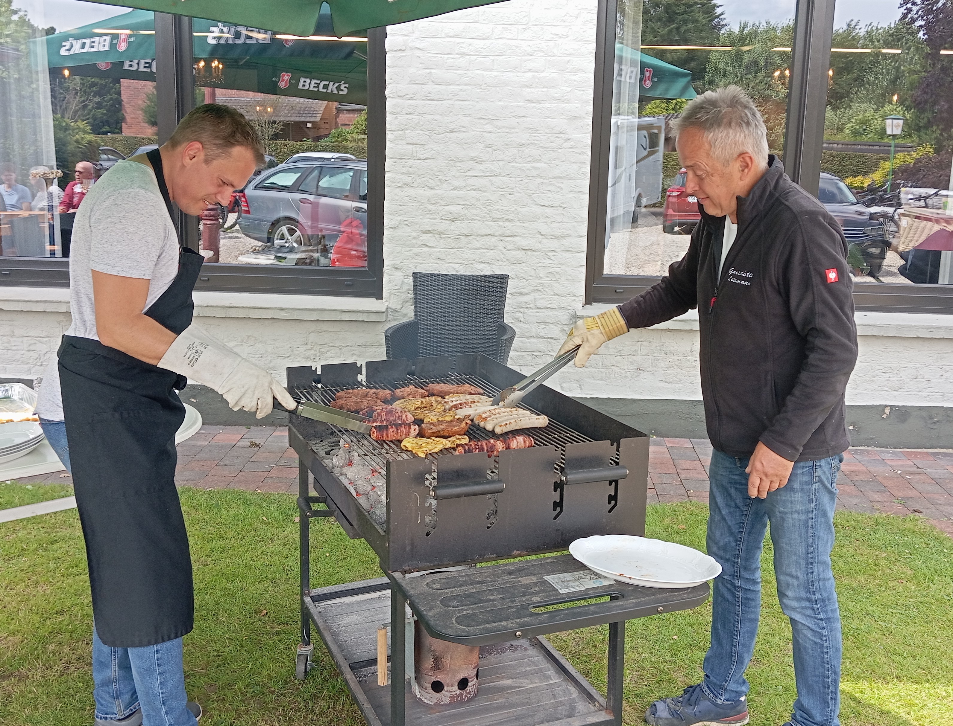 Grillmeister Rudi Verhülsdonk bei der Arbeit