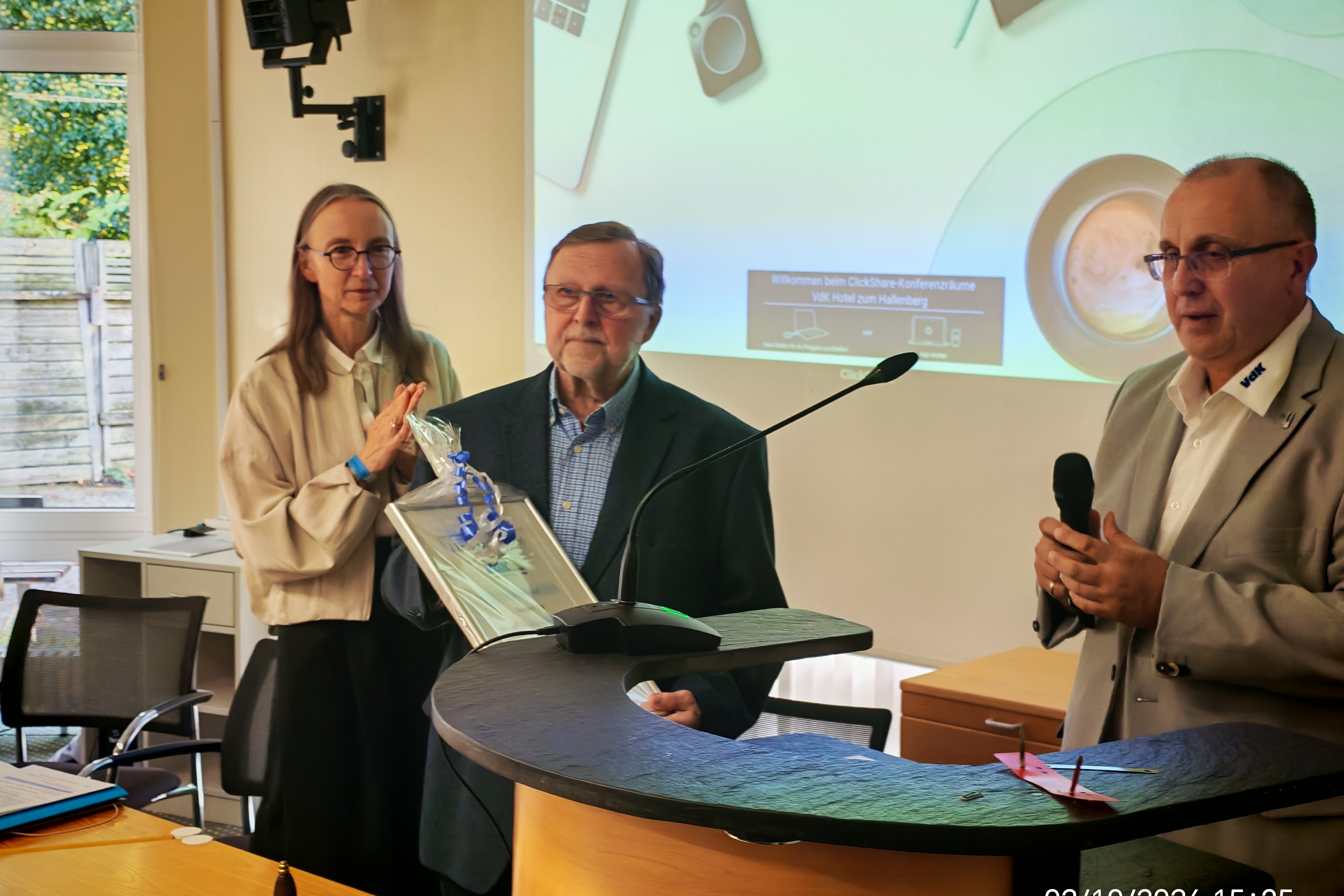 Überreichung der Urkunde zum Ehrenvorsitzenden Jürgen Hennemann überreicht Herbert Elz die Urkunde zum Ehrenvorsitzenden