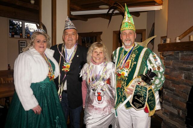 Von links nach rechts kostümiert: Prinzessin Tanja die Erste, der Seniorenbetreuer vom VdK Gevelsberg Peter Standschus, Frau Angermann im Katzenkostüm und Prinz Thomas der Erste.
