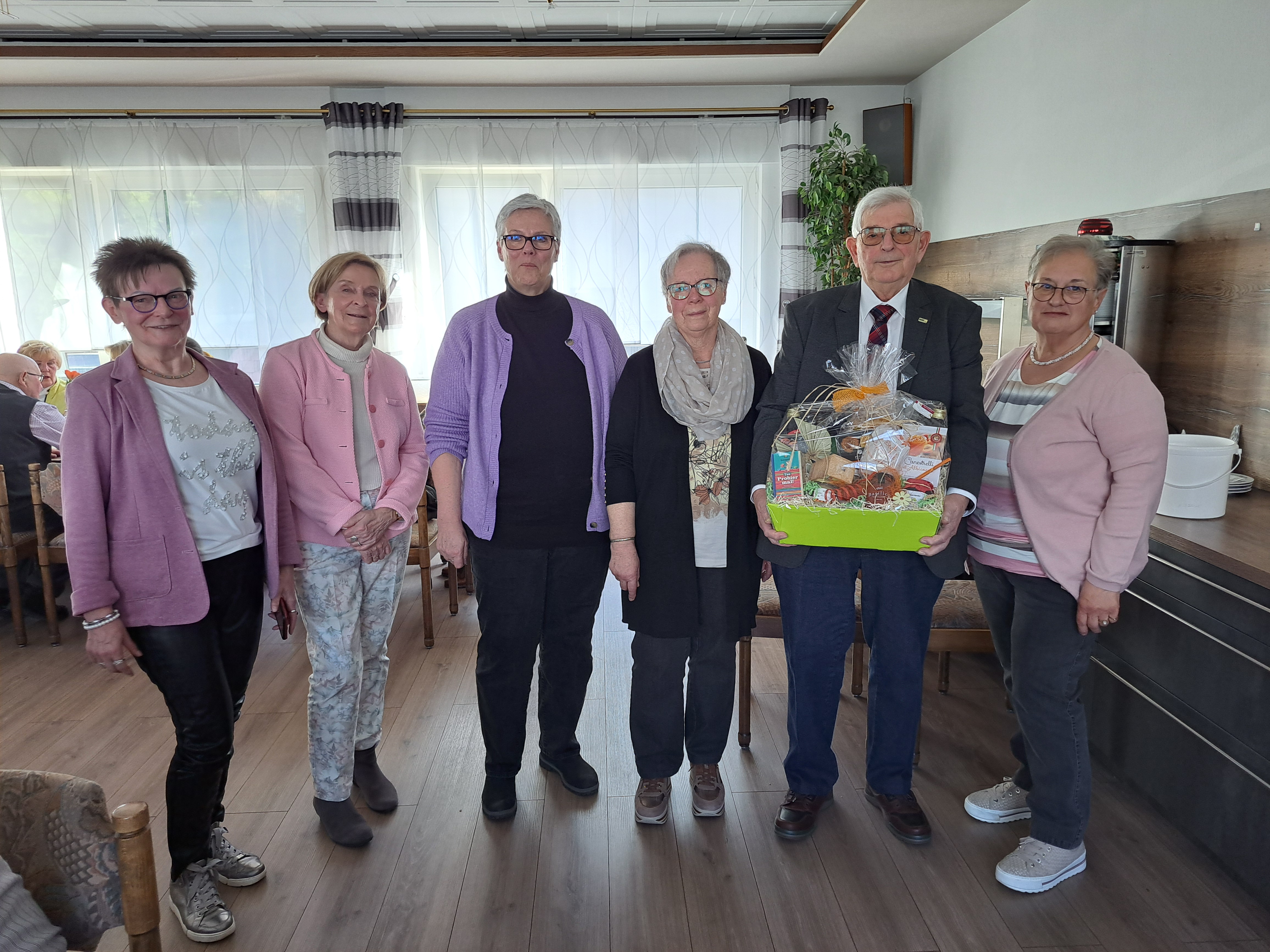 Foto von 5 Personen beim Abschied