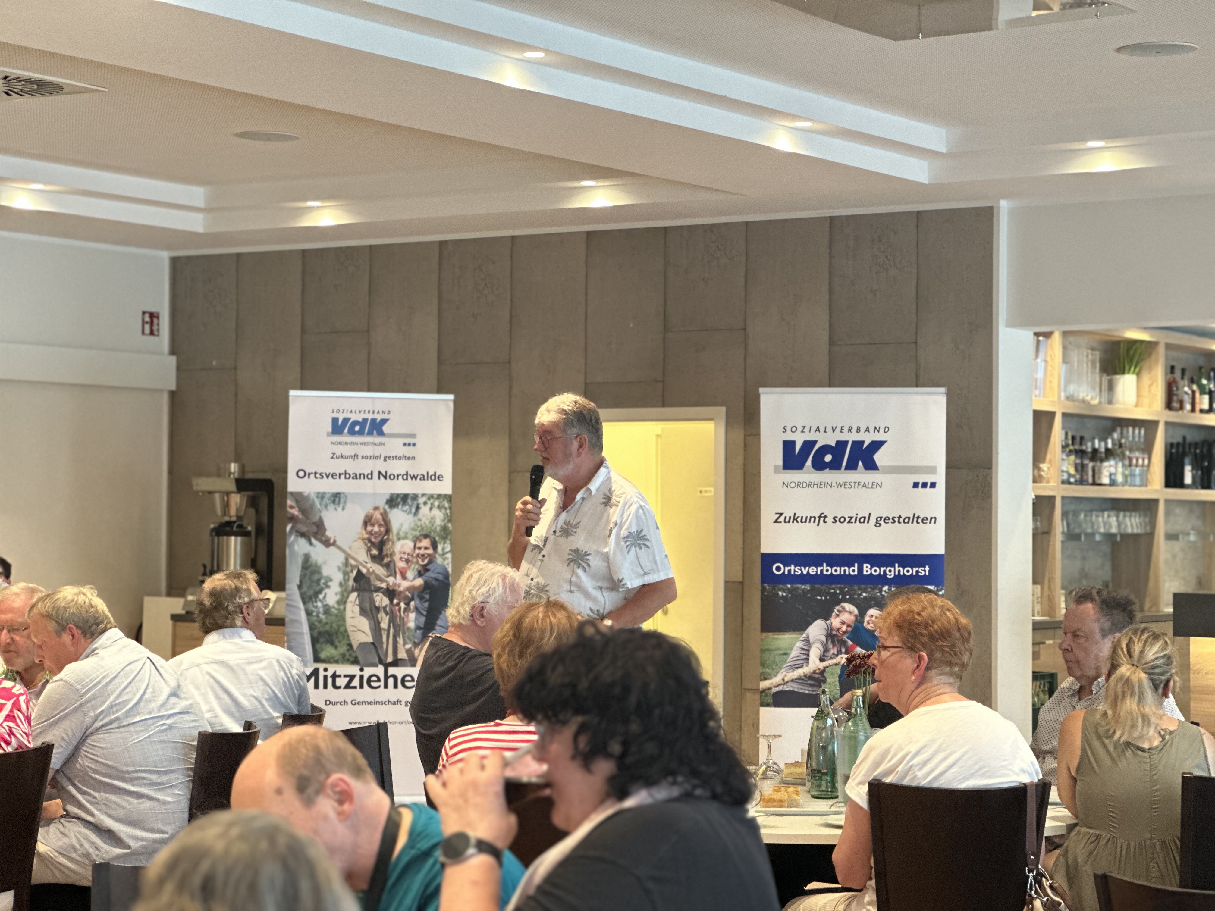 Sommerfest Klaus Meiers stehend begrüßte die VdK Mitglieder