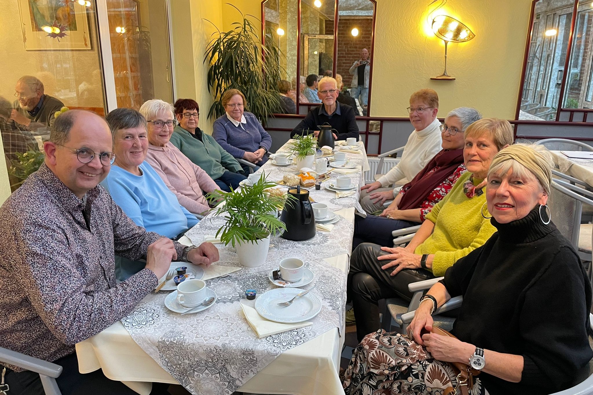 Gruppenfoto in gem&uuml;tlicher Atmosph&auml;re