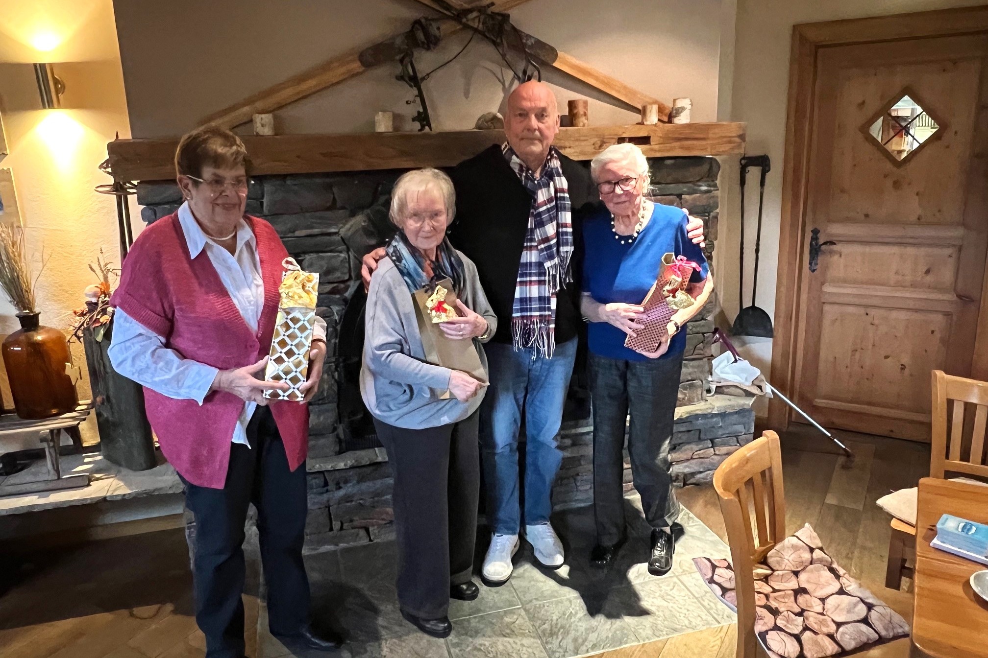 VdK-Treff „Wir spielen Bingo!“ hieß es am 17. April 2025 bei VdK-Treff, an dessen Ende Peter Standschus gleich drei Damen zu „Bingo-Königinnen“ küren durfte. © VdK Gevelsberg Der