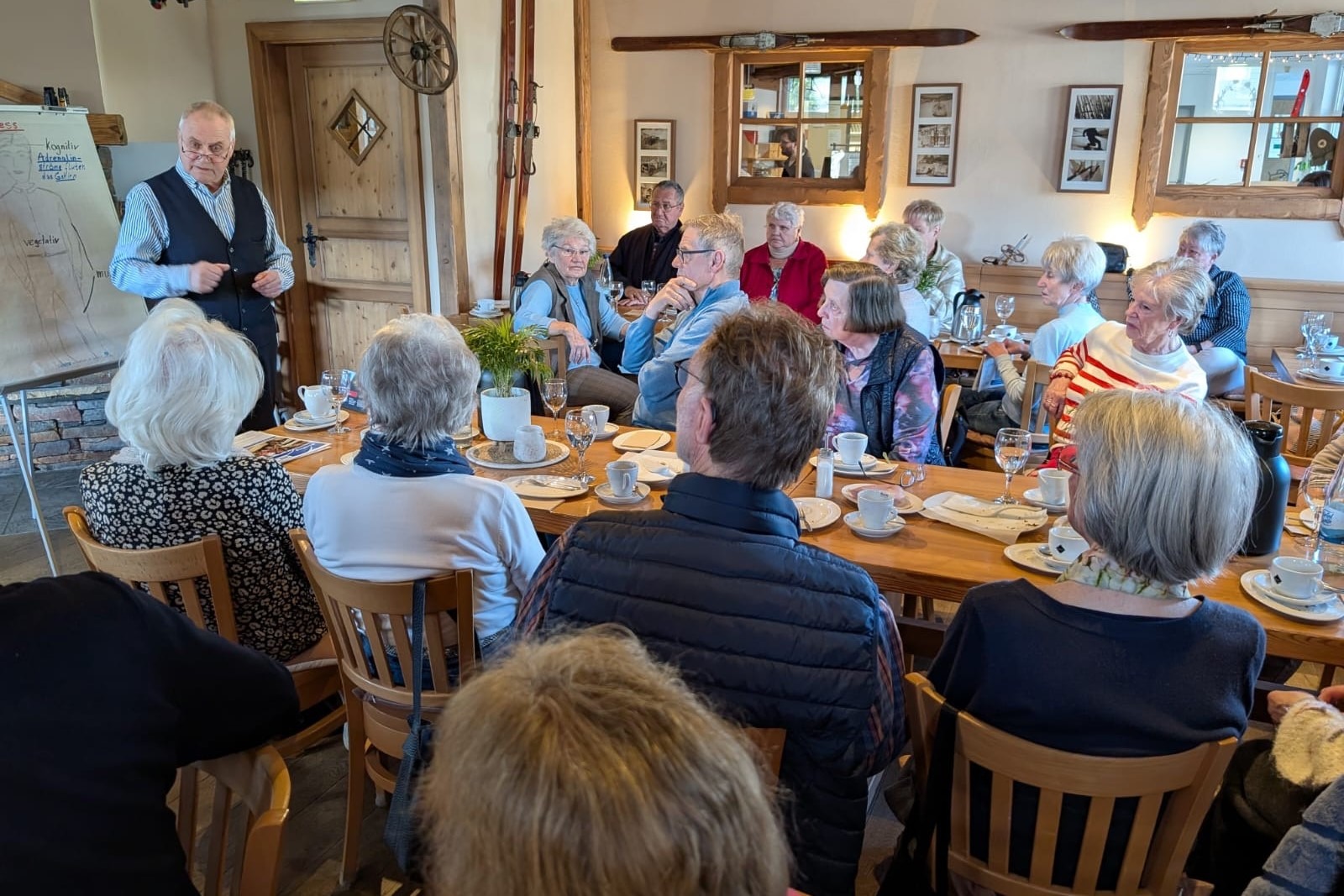 In seiner Funktion als Seniorenlotse der Kreispolizeibeh&ouml;rde Ennepe-Ruhr informierte Hans J&uuml;rgen Elte beim VdK-Treff &uuml;ber Betrugsmaschen, bei denen oftmals Seniorinnen und Senioren in die Falle tappen.