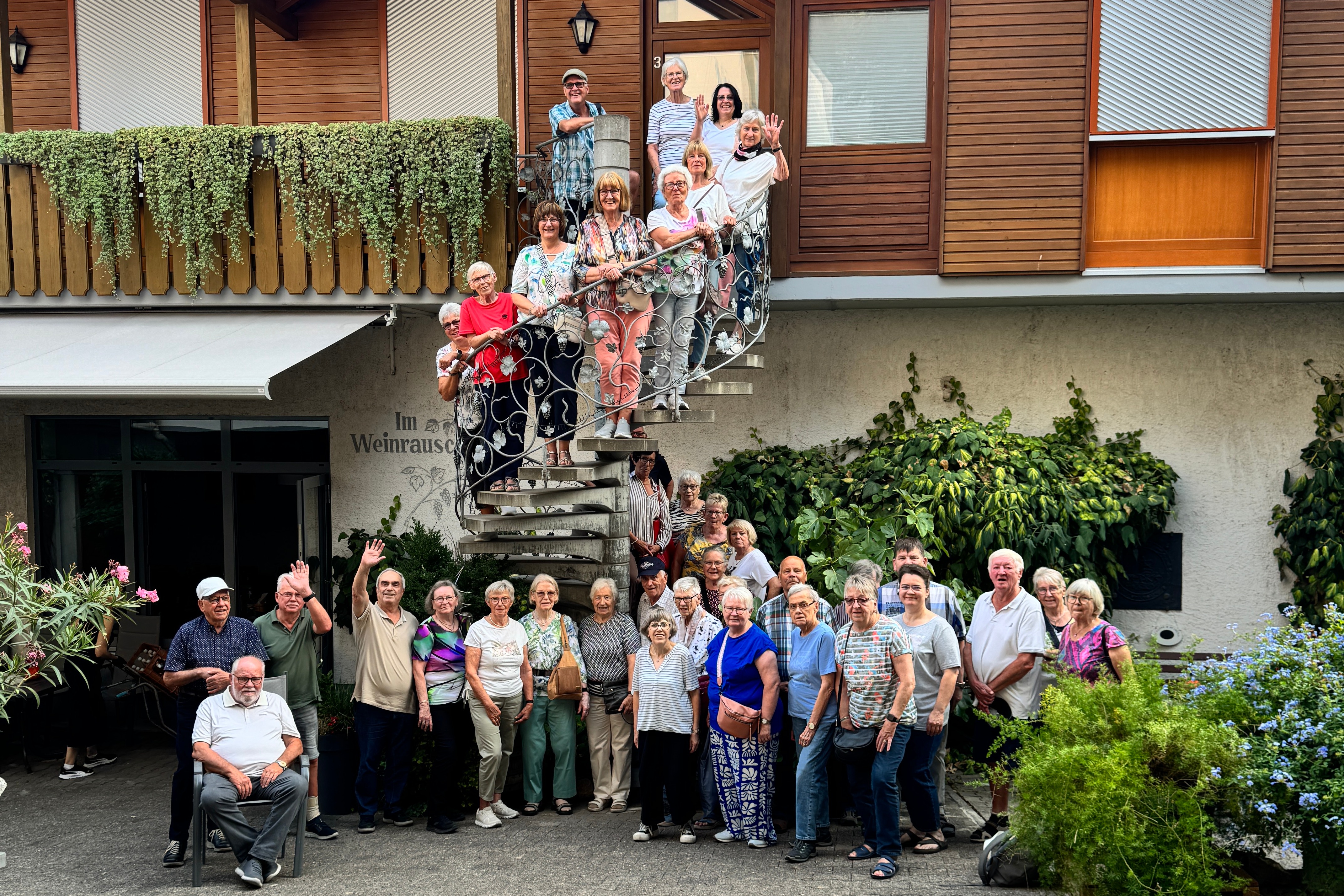 Gruppenfoto von Mitgliedern des OV Anröchte-Erwitte auf einer Wendeltreppe.