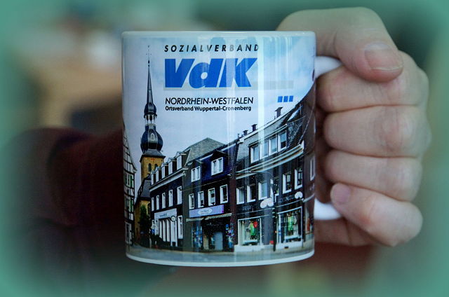 Kaffeetasse mit Stadtansicht von Cronenberg und Logo des Sozialverbands VdK Wuppertal Cronenberg